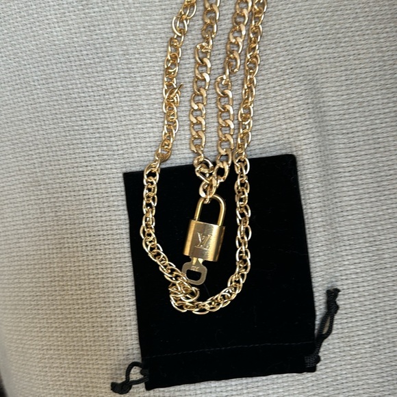 Luis Vuitton 🔐 Lock & Key #320 on double link chain. Nice weight. - Picture 5 of 8